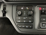【左右独立オートエアコン】左右席で独立温度コントロールが可能です。運転席はキンキンに冷やして助手席はマイルドにと言った設定が可能です☆暑さ寒さでケンカすることもなくなりますね♪