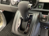 CVT車のセレクトレバーです。低速から高速まで、変速ショックのないスムーズな走りを実現するとともに、エンジン効率のよい領域を維持することで燃費にも貢献します。