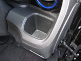 運転席と助手席にはドリンクホルダーがあります。取りやすい位置にありますからドライブも楽しくなりますね!
