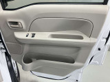 窓の開閉もスイッチひとつで簡単!駐車券を取るときもラクラク★
