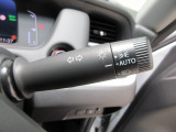 オートヘッドライト標準装備です。車外の明るさに応じて自動的にヘッドライトの点灯・消灯をしてくれます。トンネルの出入り口などで活躍してくれます。