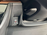 パーキングブレーキは電動式、オートホールド機能も付いています。画像右上のレバーはチルトステアリング調整レバーです。