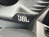 【JBLサウンドシステム】メーカーオプションの高品位サウンドシステムを搭載。専用のチューニングが施された大小様々なスピーカーから良質なサウンドが奏でられ、臨場感あふれる音響空間を演出します。