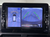 上からの視点で狭い駐車場への駐車に役立つ、アラウンドビューモニター対応純正メモリーナビ装備。