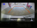 ギアを『R』に入れた後、カメラボタンを2回押すと、ナビ画面に後方の映像を映してくれるので、駐車がし易くなります。