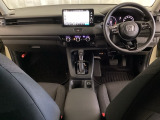 車内は光触媒抗菌消臭施工済です。インパネ周りはスタイリッシュなデザインです。グローブボックスやカップホルダーのほかにトレーなどたくさんの収納スペースが付いています。
