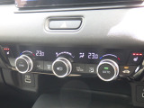 左右独立オートエアコンで、運転席も助手席もお好みの温度に。誰もが快適に過ごせる空間を、自動調整でスマートに実現します