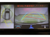 ハンドル操作に連動してガイドラインが変化するバックカメラ搭載です。クルマは構造上たくさんの死角がありますので、とても便利な機能ですね。あくまで補助の為の装備ですのでバックは目視での確認が大事ですよ!