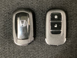 スマートキーを装備しています。鍵を差し込むことなくドアロックの開け閉めと、スタートボタン操作でのエンジンスタートができます。スペアキーも同じものを用意しております。