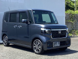 狭い駐車場でも、スライドドアならチャイルドシートへのお子さまの乗降や荷物の積載もスムーズ。とても便利な【両側電動スライドドア】ドアハンドを少し引くだけでリアドアが自動開閉します。