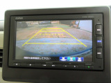 バックカメラの画像です。ガイドラインがスムースな車庫入れをサポートいたします。車庫入れの安心感がアップしますね。