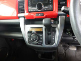 助手席への移動もスムーズにいけるインパネシフトを採用!足元が広々、ゆったり!また小物入れにもこだわりがあります。収納力もお任せ下さい。散らかりがちな車内もスッキリ!