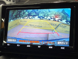 【バックカメラ】駐車時に後方がリアルタイム映像で確認できます。大型商業施設や立体駐車場での駐車時や、夜間のバック時に大活躍!運転スキルに関わらず、今や必須となった装備のひとつです!
