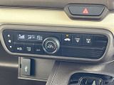 【オートエアコン】一度お好みの温度に設定すれば、車内の温度を検知し風量や温度を自動で調整。暑い&hellip;寒い&hellip;と何度もスイッチ操作をする必要はありません。快適な車内空間には必須の機能ですね♪