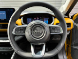 車両の様々なコントロールを行うスイッチ類が集約したステアリング。走行中、前方から目をそらさず、ステアリングから手を離さず、安全性も向上します。