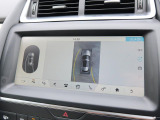 【全周囲カメラとセンサー】は狭い場所でも安心して駐車できるようにサポート。タッチスクリーンの表示と音で障害物との距離を確認できます。車幅感覚に慣れていない方や駐車の苦手な方には必見の装備といえます♪