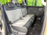 後部座席も気になるようなキズ・汚れやへたり等、大きなダメージはなく、良好な状態です。