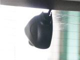 この車にはリアにもドライブレコーダーを装備しております◆映像・音声などを記録する自動車用の装置です。 もしもの事故の際の記録はもちろん、旅行の際の思い出としてドライブの映像を楽しむことができます。