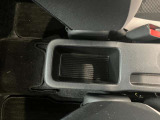 チャットした小物などを収めるボックスが中央部に装備されています。