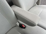 アームレストがついてます。長い距離を運転しても疲れにくいですよ!