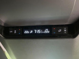 【リアオートエアコン】広い後部座席には必須の機能!風量や温度を自動で調整し前席と同様な車内環境にしてくれるリアオートエアコンを装備。夏の暑さも冬の寒さもストレスなく快適にお過ごしいただけます♪