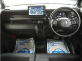 運転にかかわる様々な操作を安全に行えるように視点移動が少なく、操作性に配慮されたスイッチ類が凝縮されたコクピットです。