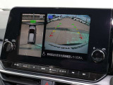 空から見下ろすような視点で、スムーズな駐車と安全確認をサポートする「アラウンドビューモニター」付です。