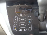 【オートエアコン】一度お好みの温度に設定すれば、車内の温度を検知し風量や温度を自動で調整。暑い&hellip;寒い&hellip;と何度もスイッチ操作をする必要はありません。快適な車内空間には必須の機能ですね♪