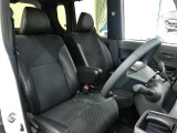 運転席側からの前席ビューです。内装色はブラック系ですので汚れも目立ちにくいです♪