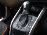 CVT(無段変速)のオートマチックです。フロアシフトがとても使い易いです。また高燃費に貢献するのもこのオートマチックです(*^_^*)