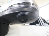 ■助手席側ドアミラーにはサイドビューカメラを装備。ドライバーの死角となりやすい車体左下側がきちんと確認できるので、幅寄せや狭い道でのすれ違いなどに効果を発揮します。