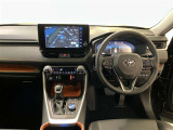 運転席周りのレイアウトをご覧ください。ナビゲーションが綺麗に装着されすっきり収まってますね!