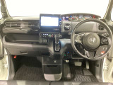車内は光触媒抗菌消臭施工済です。スタイリッシュなデザインでスポーティなインパネ周りを演出します。グローブボックスやカップホルダーのほかにトレーなどたくさんの収納スペースが付いています。