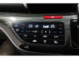 オートエアコンは左右席で独立温度コントロールが可能です。運転席はキンキンに冷やして助手席はマイルドにと言った設定が可能です☆暑さ寒さでケンカすることもなくなりますね♪