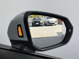 ●アウディサイドアシスト『後方の死角を並走する車両を検知しドアミラーの内側のLEDが点灯。ドライバーに注意を促し事故を未然に防ぐシステムです。』