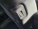 後席シートヒーター付きです。座席からの熱で体を温めてくれる快適な装備です。スイッチを入れると2、3分で座席が温まります。温度は、ハイとローの2段階切り替え式です。