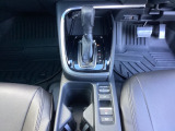 運転席周辺のスマートなレイアウトが、操作のしやすさを実現。快適なドライブをサポートします。手元で操作ができる、電子制御パーキングブレーキ。