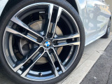●純正アルミホイール:輸入車ならではの卓越した走りを支えるホイールと足回りです!日本車の走りに慣れている方にもぜひ体感して頂きたいほど、高いレベルでまとまっています!