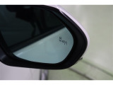 ブラインドスポットモニター(BSM)を装備しています。隣を走る車両が死角に入るとミラー内LEDインジケーターが点灯。さらに、ウィンカーを出すとインジケーターが光って点滅して注意を促してくれます。