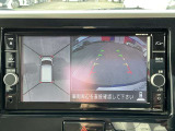 上空から見下ろしているかのような映像をディスプレイに映し出し、スムースな駐車をサポートします。画面は「トップビュー」のほか「サイドブラインドビュー」への切り換えが可能。ますます安心です