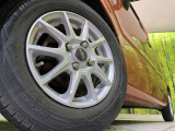 【13インチアルミホイール】外観にマッチしたアルミホイールを装着しております。各種アルミホイールや、スタッドレスタイヤも取扱いしております。是非ご相談ください♪