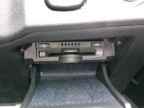 ETC車載器を装備しています。高速道路の料金所もストレスなく通行できます。すっきりとしたビルトインタイプですよ。
