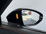 ●アウディサイドアシスト『後方の死角を並走する車両を検知しドアミラーの内側のLEDが点灯。ドライバーに注意を促し事故を未然に防ぐシステムです。』