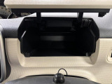 運転席側のインパネアッパーボックスは嬉しい収納!フタ付きなので小物が走行中に落ちる心配がありません♪
