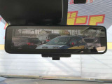 【インテリミラー】車両後方にあるカメラの画像をルームミラーに映し出します。シーンに応じて液晶モニターとミラーとを任意に切り替えることもできます