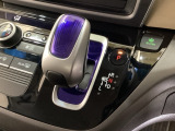 ハイブリッド専用セレクトレバーです。シフトチェンジを電子信号で送信するセレクトレバーを採用していますので、軽快でスマートな操作を楽しめます。