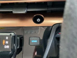 インテリジェントキーのプッシュスタートスイッチです。起動はブレーキペダルを踏みながらこのスイッチを押すだけです。eーPedalボタンのボタンはアクセルだけで加速、減速が出来る機能です。