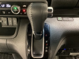 CVT車のセレクトレバーです。低速から高速まで、変速ショックのないスムーズな走りを実現するとともに、エンジン効率のよい領域を維持することで燃費にも貢献します。