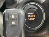 【キーレススタートシステム】カバンやポケットに入れたままでもドアの施錠・解錠が可能なスマートキーを装備。エンジンのオン・オフ時もカギを取り出す必要が無いからとっても便利です♪