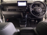 車内は光触媒抗菌消臭施工済です。スタイリッシュなデザインでスポーティなインパネ周りを演出します。グローブボックスやカップホルダーのほかにトレーなどたくさんの収納スペースが付いています。